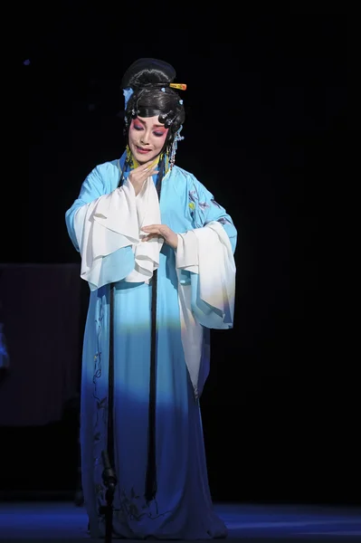 Jolie actrice d'opéra traditionnelle chinoise avec costume théâtral — Photo