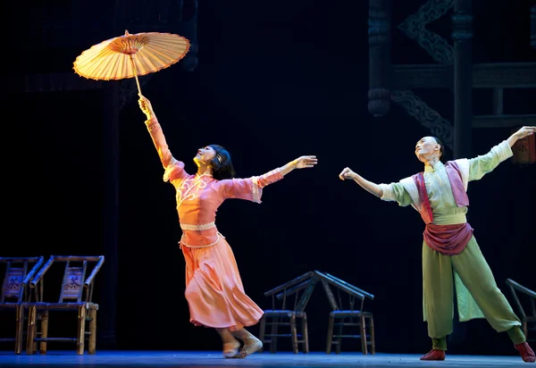 中国民族舞者在舞台上执行 — 图库照片