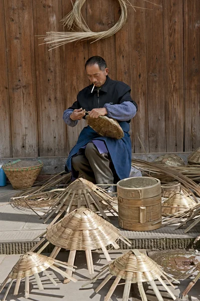 Mann und traditionelle Handarbeit — Stockfoto