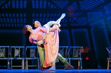 Çin Ulusal dansçılar sahnede gerçekleştirmek