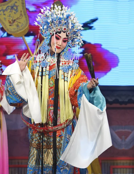 Hübsche traditionelle chinesische Opernsängerin mit theatralischem Kostüm — Stockfoto