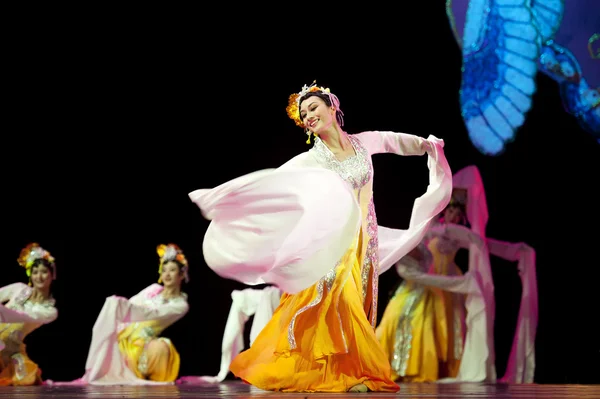 Pretty chinese national dancing girl — Stock Photo, Image