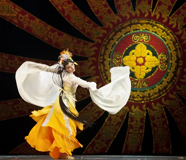 Pretty chinese national dancing girl — Stock Photo, Image