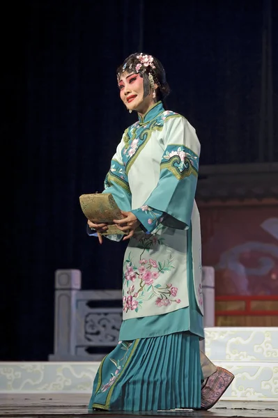 Jolie actrice d'opéra traditionnelle chinoise avec costume théâtral — Photo