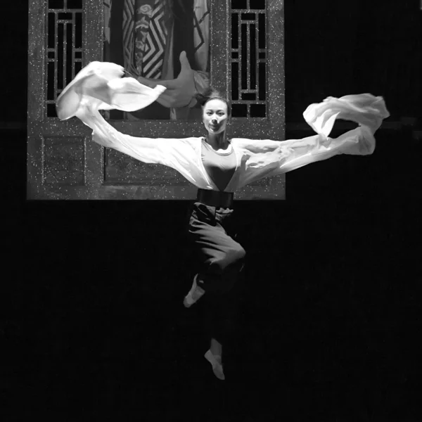 Bastante chinesa tradicional atriz de ópera com traje teatral — Fotografia de Stock