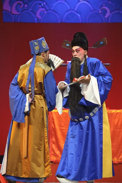 Chinesischer traditioneller Opernschauspieler mit theatralischem Kostüm — Stockfoto