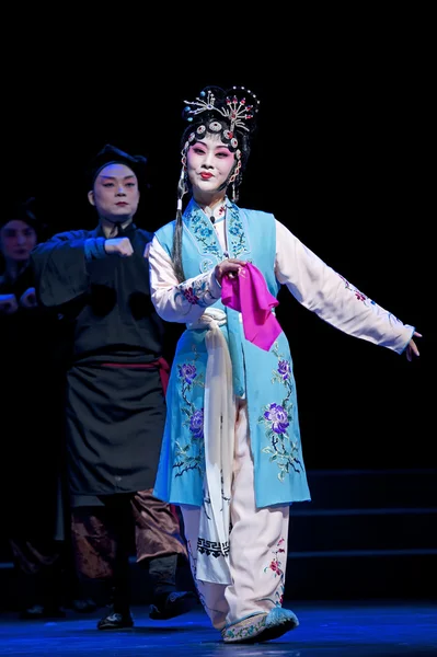 Vrij chinese traditionele opera actrice met theatrale kostuum — Stockfoto