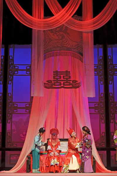 Pretty chinese traditional opera actress with theatrical costume — Stock Photo, Image