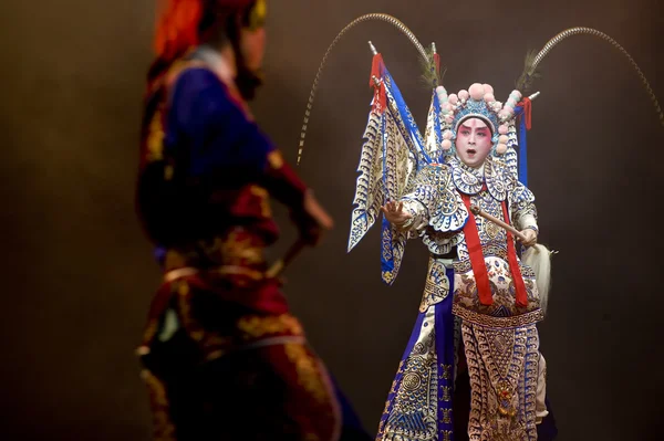 Attore d'opera tradizionale cinese con costume teatrale — Foto Stock