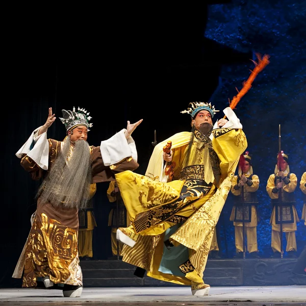 Atores de ópera tradicional chinesa com traje teatral — Fotografia de Stock