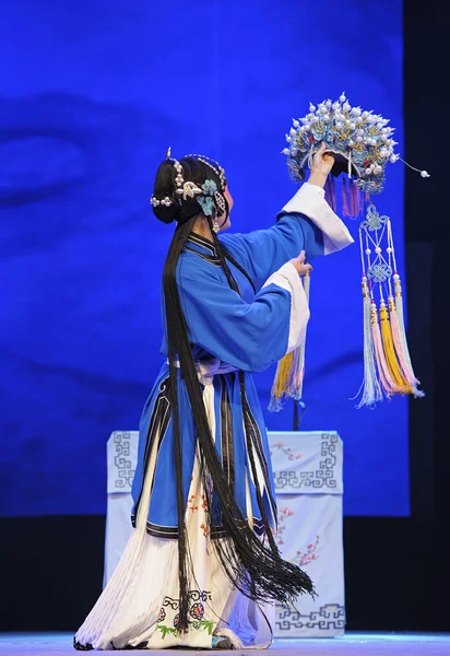 Actriz de ópera tradicional bastante china con traje teatral — Foto de Stock