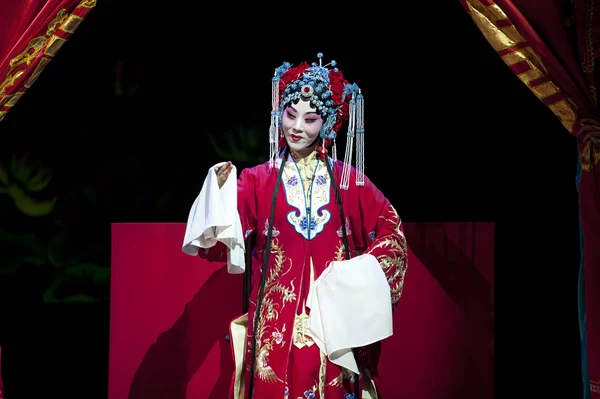 Hübsche traditionelle chinesische Opernsängerin mit theatralischem Kostüm — Stockfoto