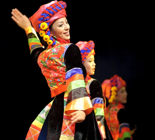 Chinese qiang etnische dansers — Stockfoto