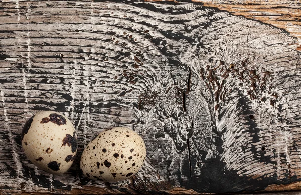 Uova di quaglia su sfondo di legno — Foto Stock