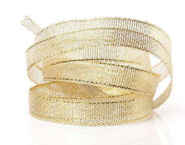 Altın kurdele beyaz üzerine izole edilmiş