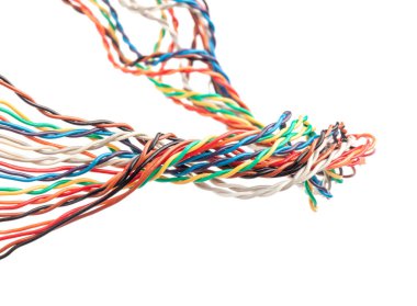 Beyaz arkaplanda izole edilmiş çok renkli elektrik kablosu