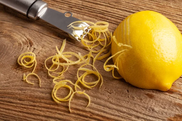 Лимонная Цедра Зестер Деревянной Доске — стоковое фото