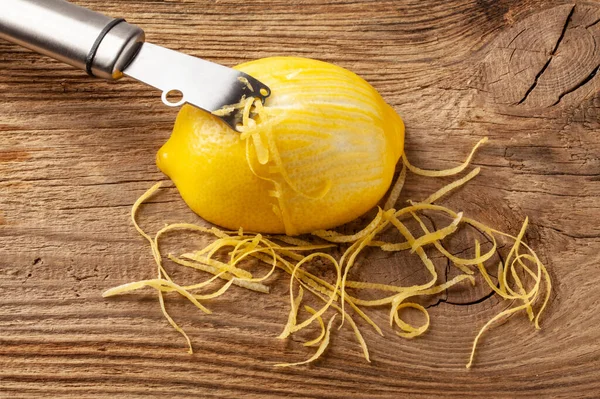 Scorza Limone Zester Tavola Legno — Foto Stock