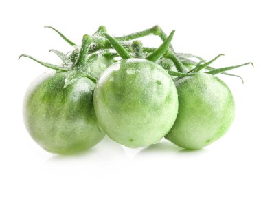 Beyaz arkaplanda izole edilmiş yeşil domatesler