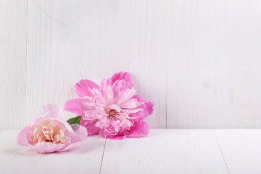 Güzel pembe piyon beyaz ahşap arka plan