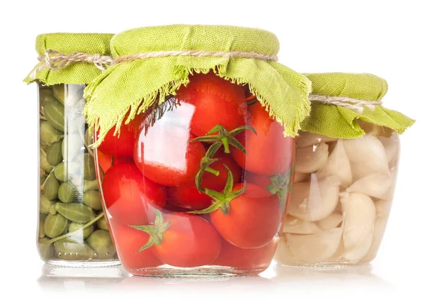 Kappertjes Tomaten Knoflook Geconserveerd Glazen Pot Geïsoleerd Witte Achtergrond — Stockfoto