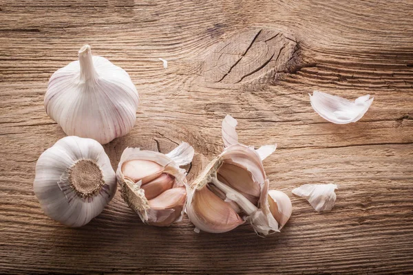 Česnekové Cibule Stroužky Dřevěném Stole Detailní Záběr — Stock fotografie