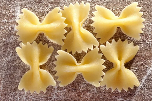 Rå pasta på träskiva — Stockfoto