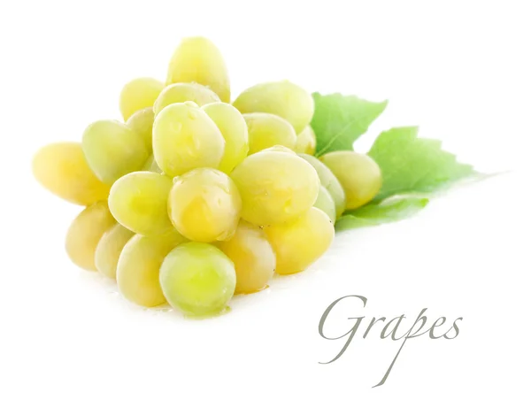 Uvas maduras com folhas — Fotografia de Stock