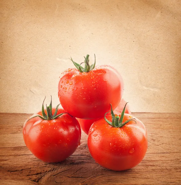 Pomidory na żółtym papierze — Zdjęcie stockowe