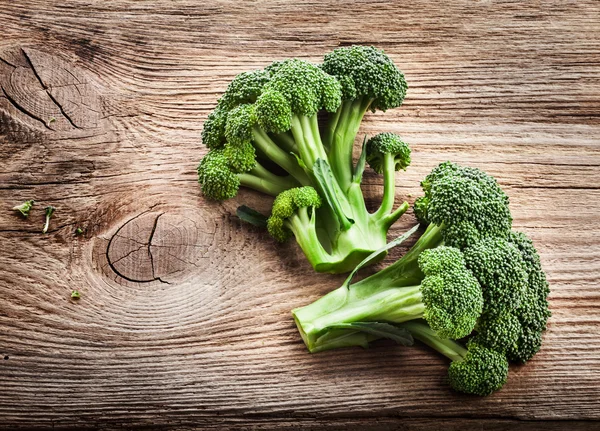 Färsk broccoli på träbordet — Stockfoto