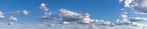 Błękitne niebo chmura. Panoramy — Zdjęcie stockowe