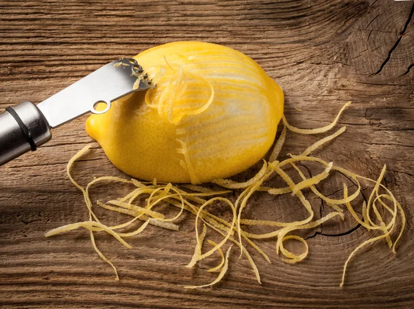 Citronskal och Zester på träskiva — Stockfoto