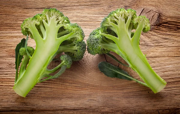 Verse broccoli op de houten tafel — Stockfoto