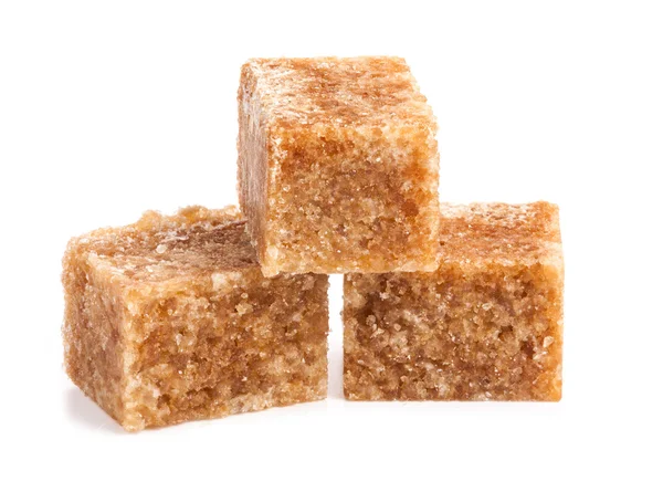 Cubetti di zucchero di canna marrone isolati su sfondo bianco — Foto Stock