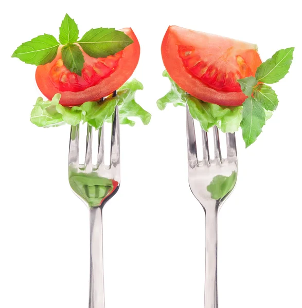 Fetta di pomodoro e basilico sulla forchetta — Foto Stock