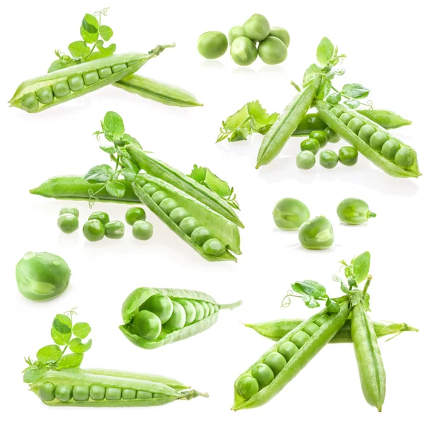 Schote grüner Erbsen mit Blättern auf weißem Hintergrund — Stockfoto