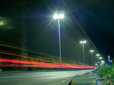 Gece yarısı trafik ışıklarıyla karayolu sahnesi