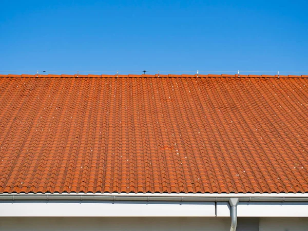 Después Una Bonita Renovación Los Azulejos Rojos Techo Alinean Contra —  Fotos de Stock