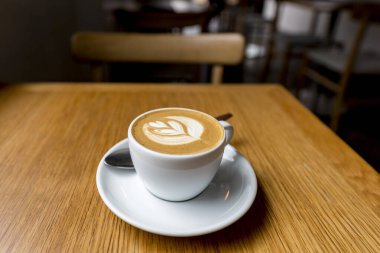 Sütlü kahve ile sütlü kahve.