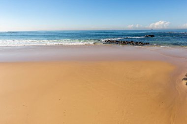 Güneşli bir günde kumsal manzarası