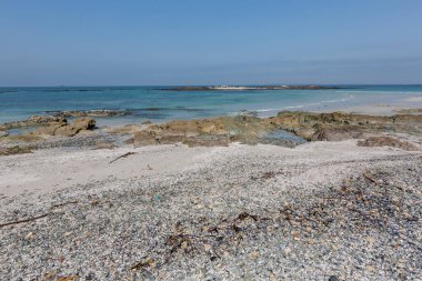 Güneşli bir günde kumsal manzarası