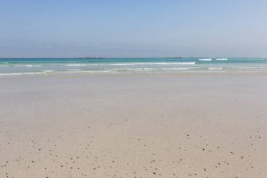 Güneşli bir günde kumsal manzarası