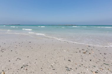 Güneşli bir günde kumsal manzarası