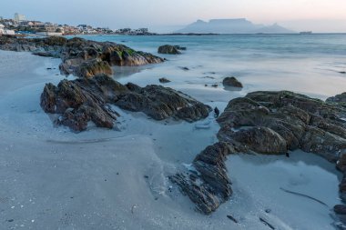 Gün batımında taşlı okyanus 