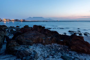 Gün batımında taşlı okyanus 