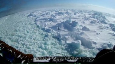 Bir buzkıran Kuzey Kutbu 'ndaki buzları eritiyor. - Rusya. Kara Kapılar Boğazı