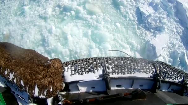 Een ijsbreker breekt het ijs op de Noordpool. Rusland. de Kara Gates Straat — Stockvideo