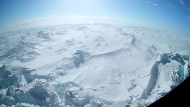 Un rompighiaccio rompe il ghiaccio al Polo Nord. Russia. lo stretto di Kara Gates — Video Stock