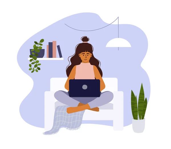 Молодая Женщина Работает Дома Студентка Сидящая Диване Учится Ноутбуке Онлайн — стоковый вектор