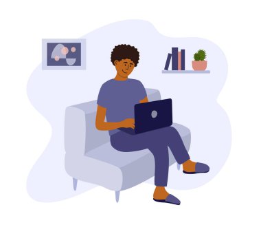 Genç adam bilgisayar kullanarak çalışıyor, çalışıyor ya da oyun oynuyor. Kanepede oturan öğrenci ya da serbest çalışan. Çevrimiçi eğitim, uzaktan sanal çalışma. Programcı işyeri, apartman dairesi. Vektör illüstrasyonu